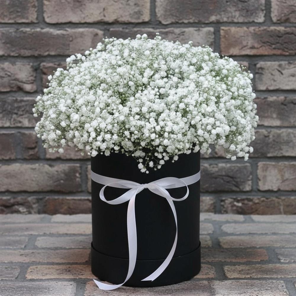 Цветочная композиция из Гипсофила в шляпной коробке в Гарь-Покровское