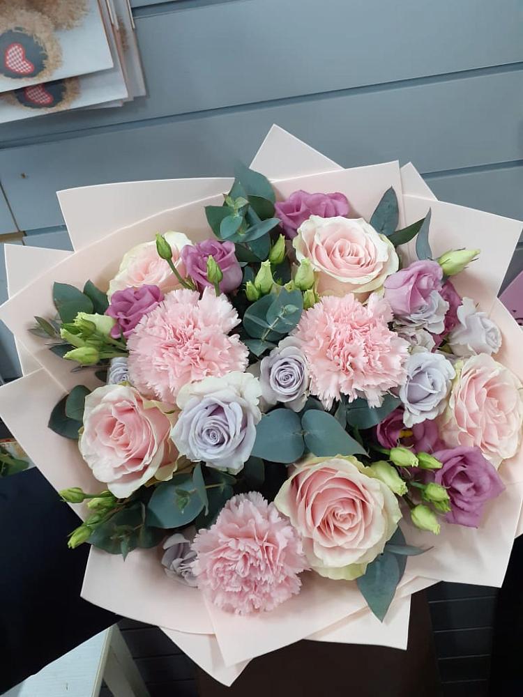 Букет цветов из: Розы, Гвоздики и Лизиантусы в Гарь-Покровское